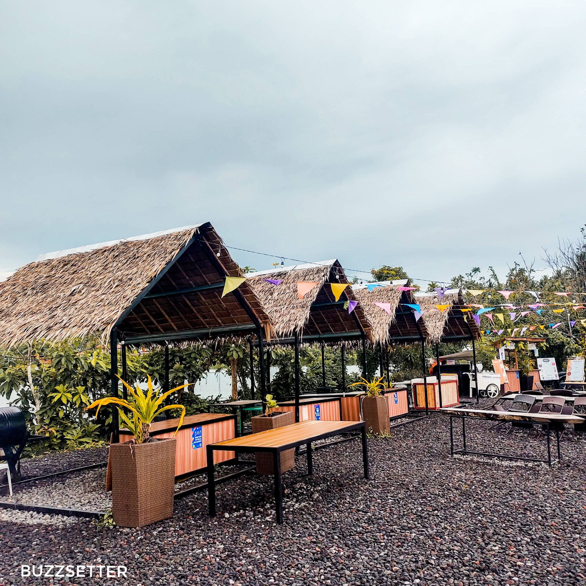 bahay kubo at sumlang lake