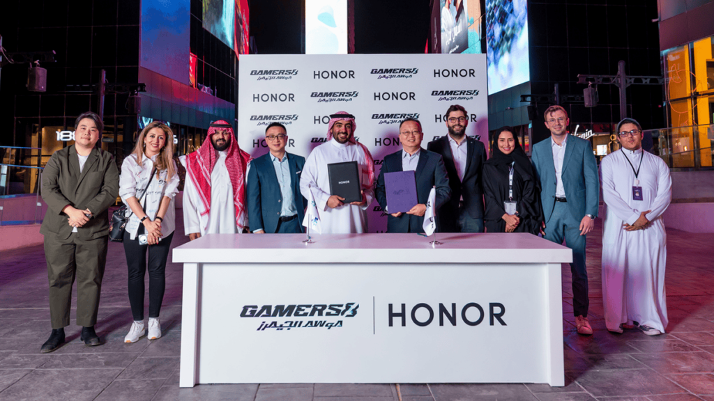 Main KV HONOR is the Official Smartphone Partner of Gamers8 The Land of Heroes 1