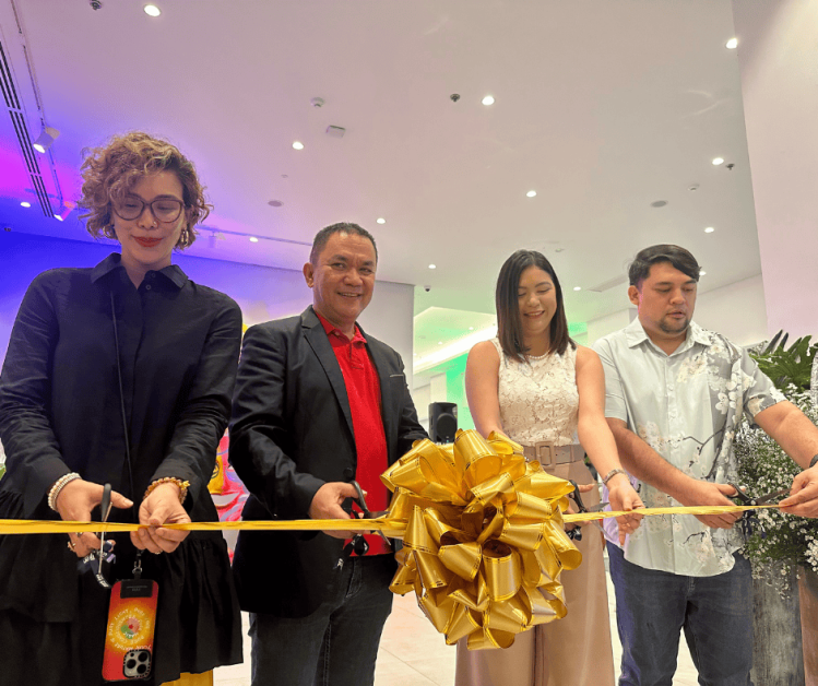 Festive Faces_The cutting of the exhibit ribbon