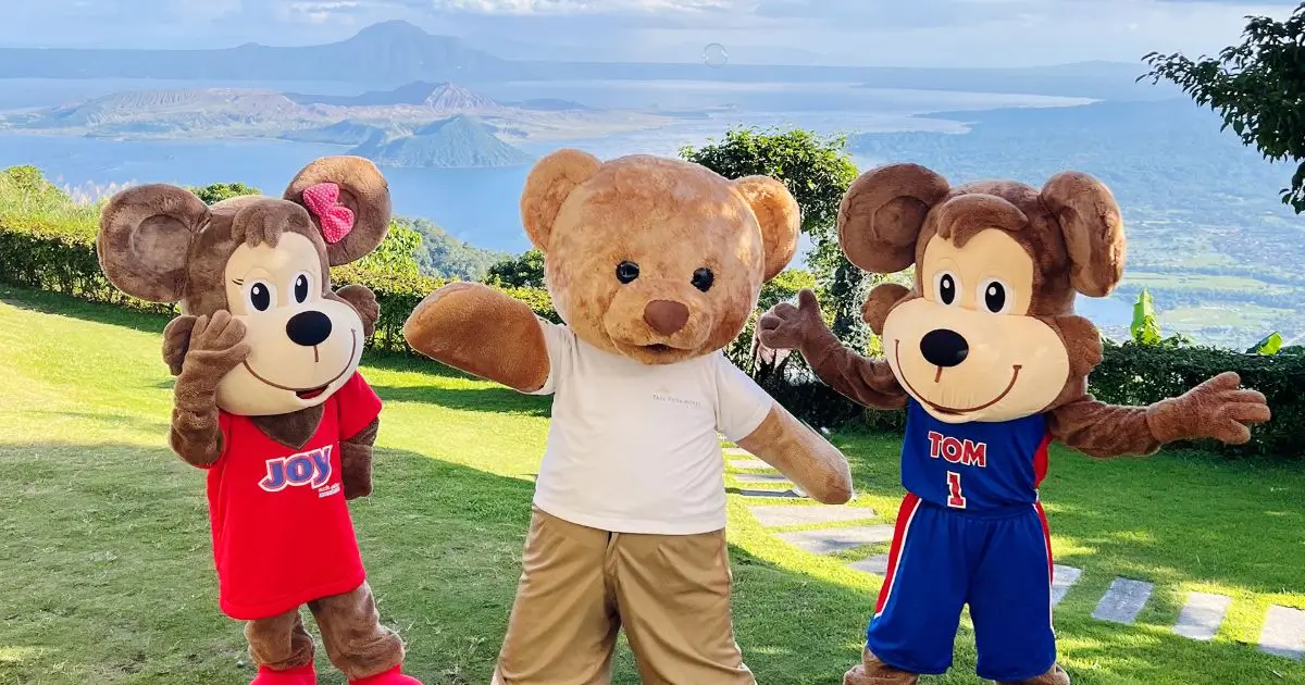 Tudor with Tom and Joy of Tom's World taal vista