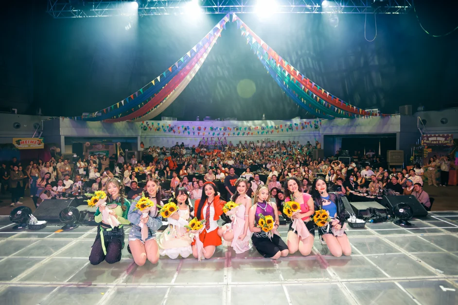 MEI MEI Group photo with fans